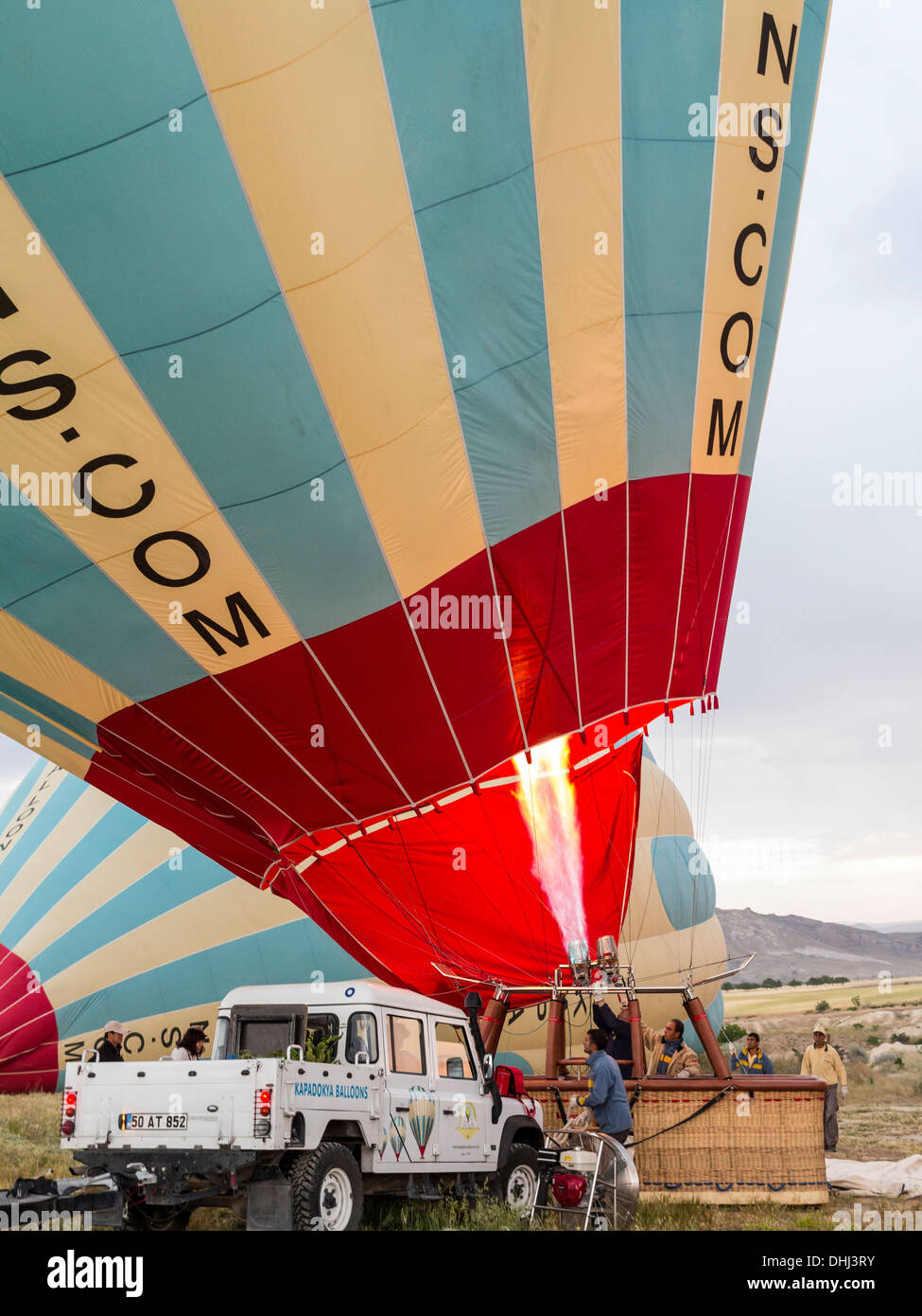 Heissluftballon aufgeblasen wird, für eine Sightseeing Tour Flug in Kappadokien, Türkei Stockfoto