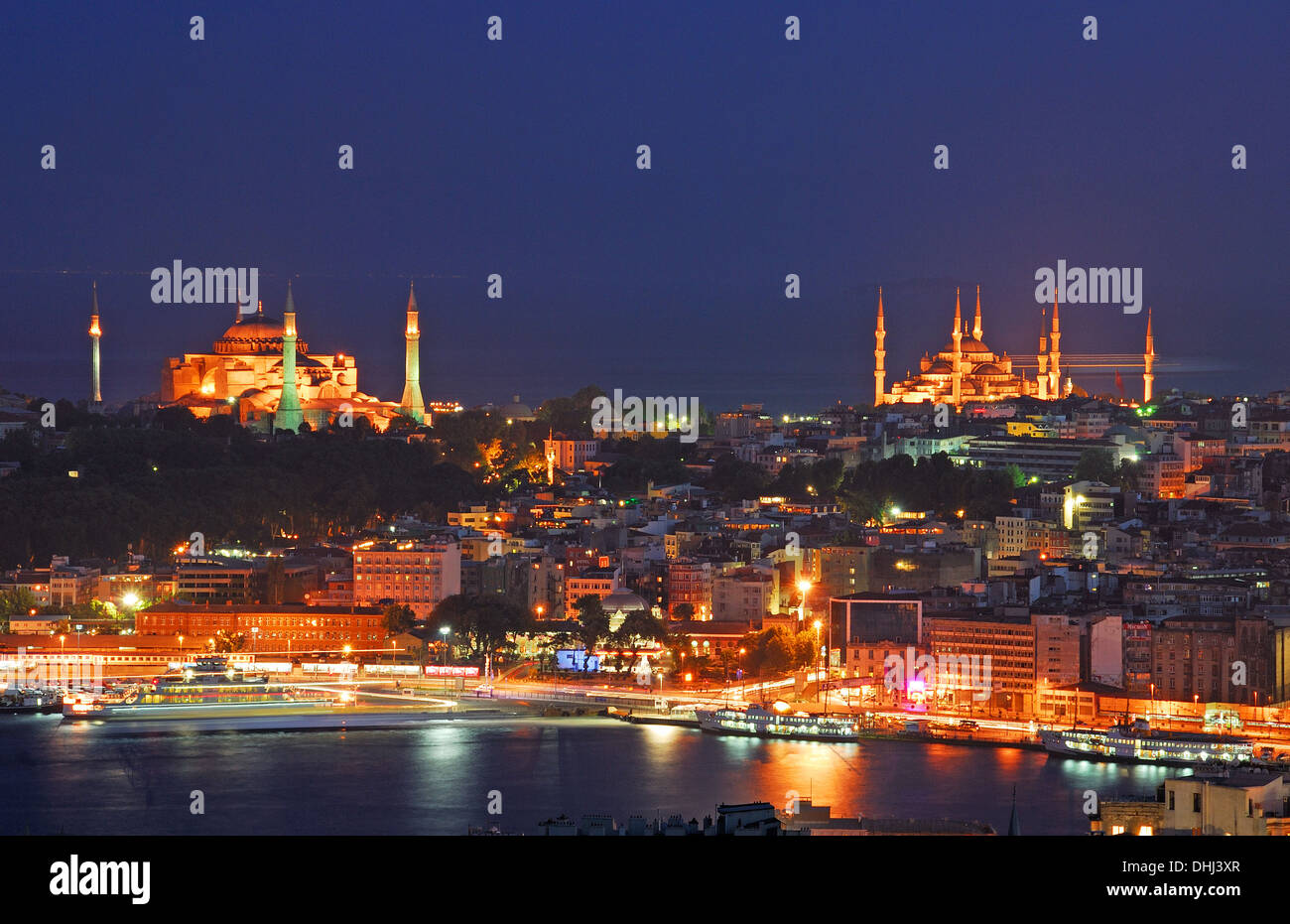ISTANBUL, TÜRKEI. Nachtansicht von Eminönü und Sultanahmet, das Goldene Horn, Aya Sofia (links) und die blaue Moschee (rechts). Stockfoto
