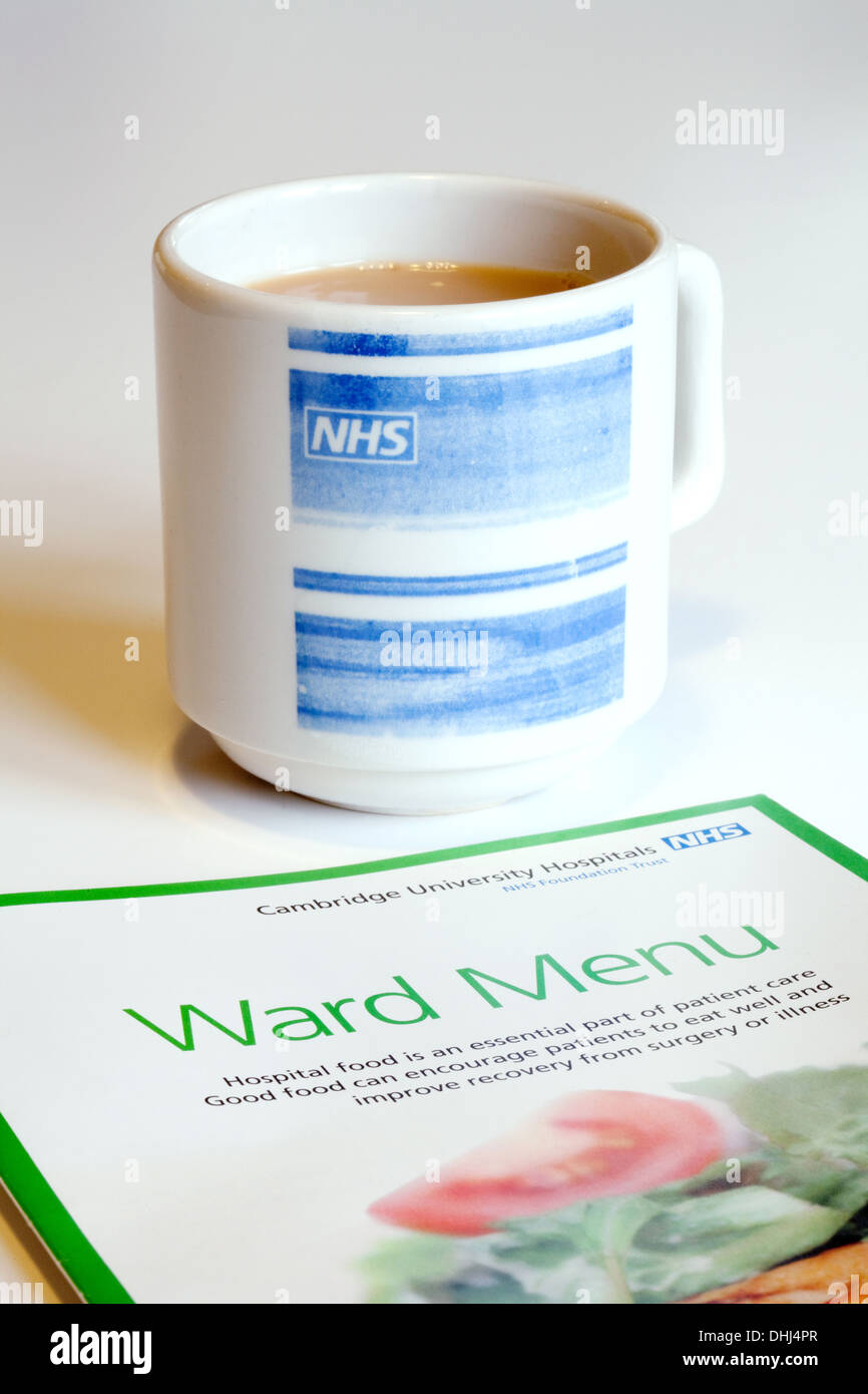 NHS Krankenhaus Ward Menü und Tasse Tee - NHS-Krankenhaus Essen, UK zu veranschaulichen Stockfoto