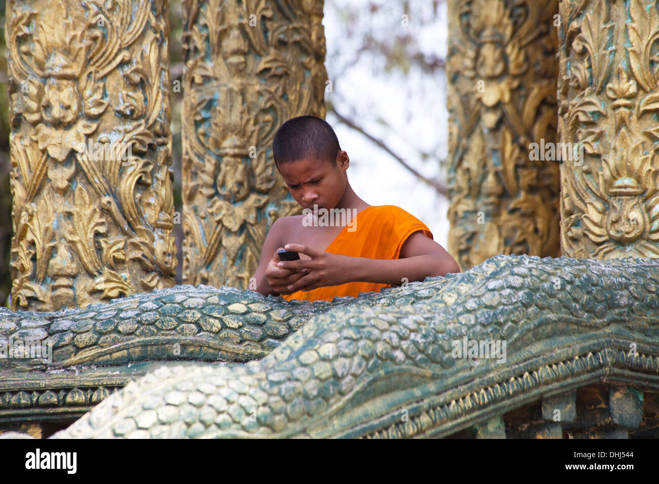 Junge buddhistische Mönch mit einem Mobiltelefon in einem Tempel in Kam, Kambodscha, Asien Stockfoto
