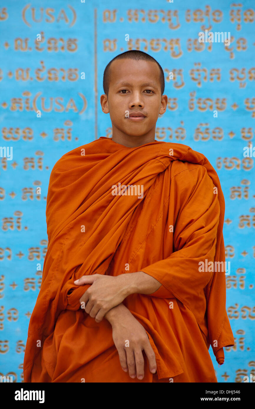 Junge buddhistische Mönch in einem Tempel in Kampot Provinz, Kambodscha, Asien Stockfoto