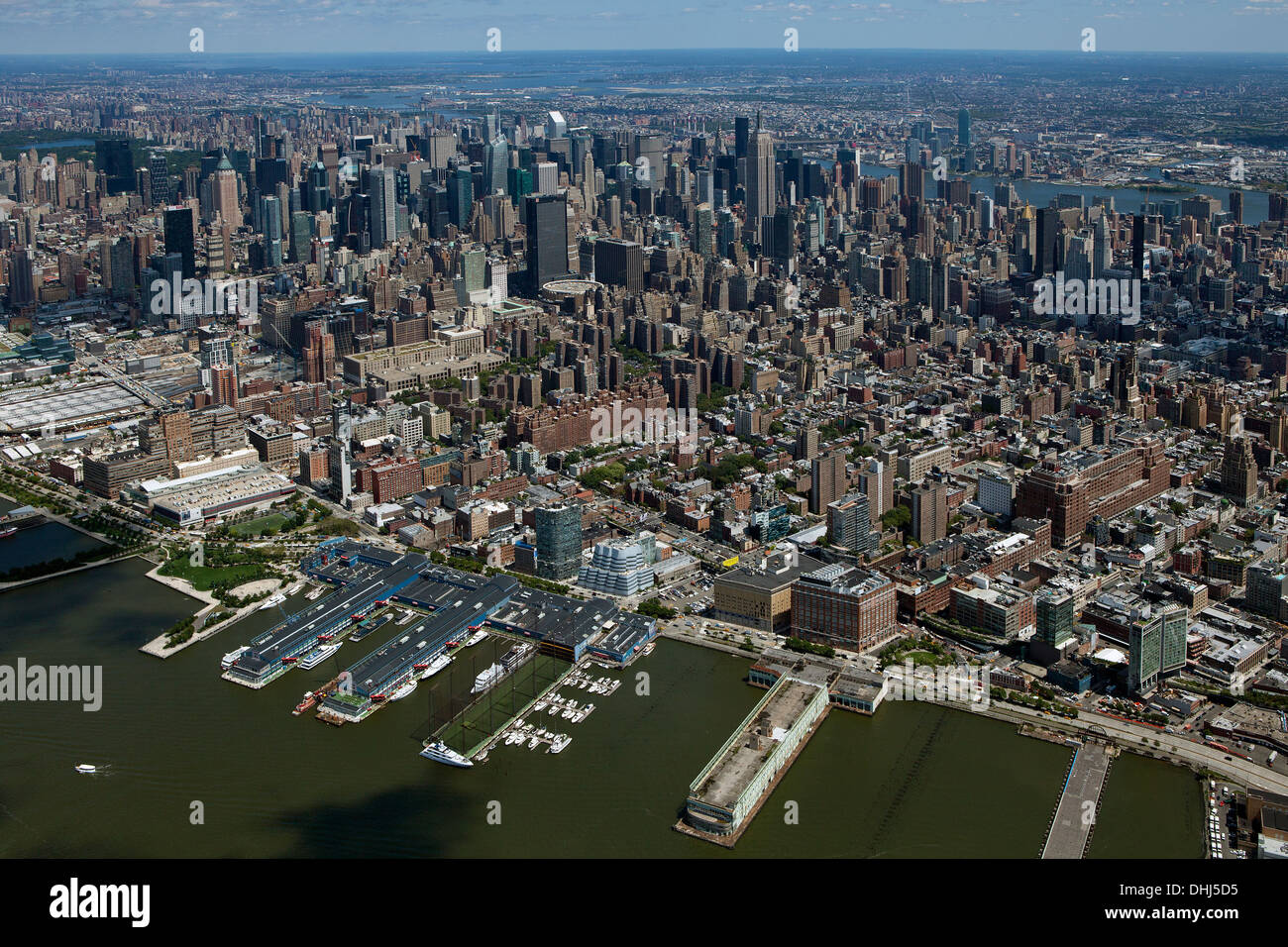 Luftaufnahme Chelsea Piers, Skyline von Midtown Manhattan, New York City Stockfoto