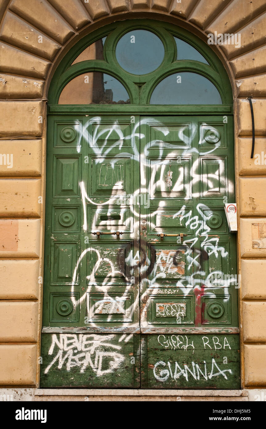 Graffiti an einer Tür in Trastevere, Rom, Italien Stockfoto