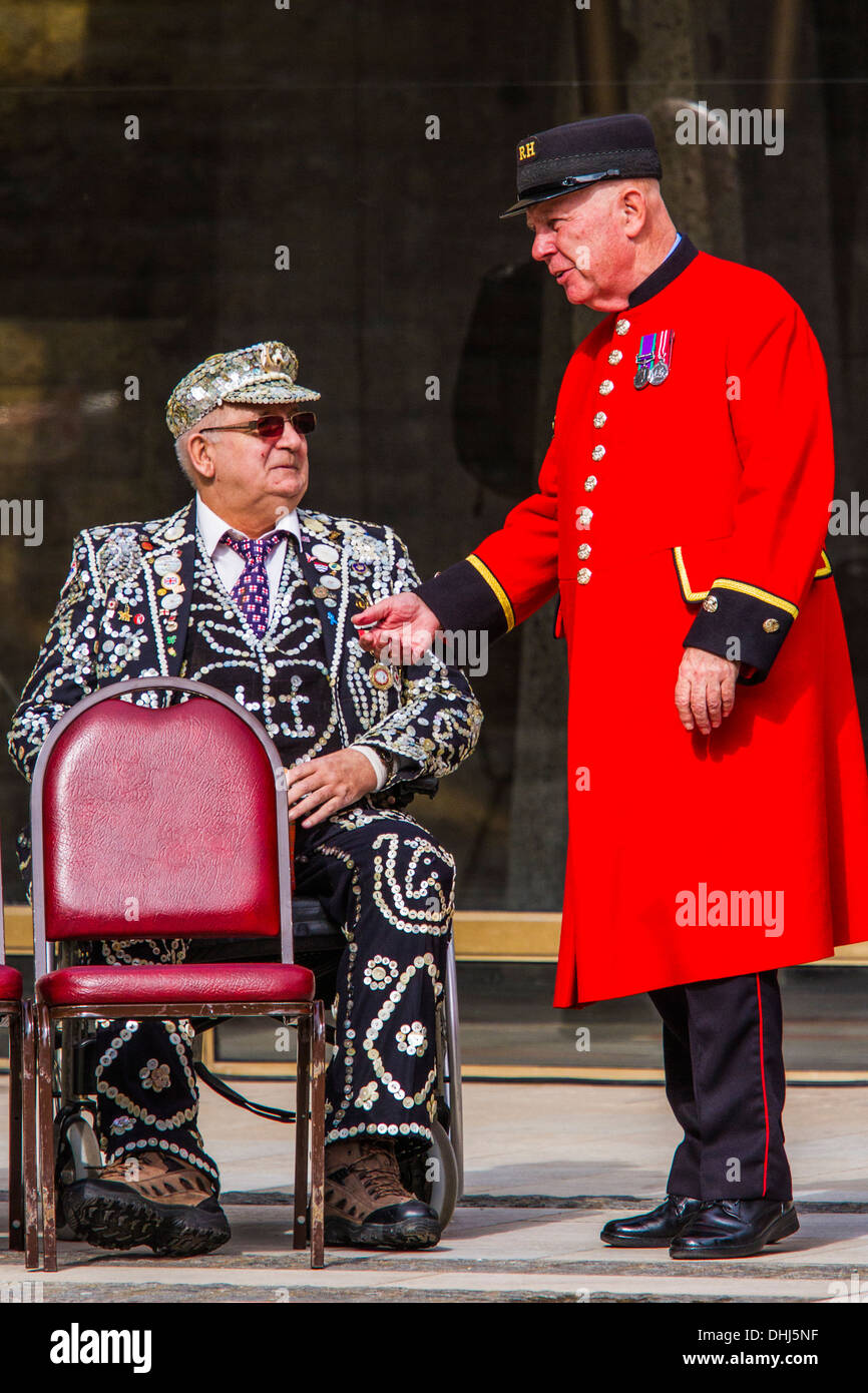 Pearly Kings & Königinnen Erntedankfest Parade-London Stockfoto