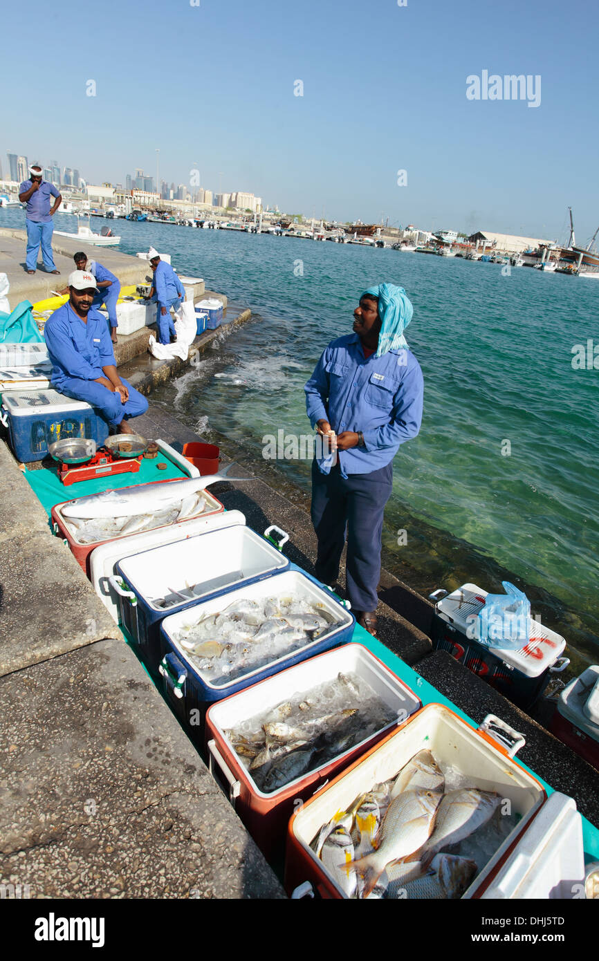 Die täglich frischen Fisch-Markt an der Corniche in Doha, Katar, im November 2013 mit der entwickelnden Stadt Skyline im Hintergrund Stockfoto