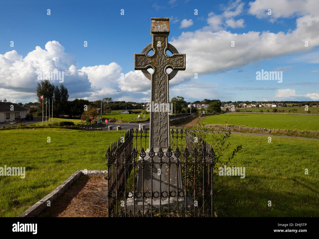 Keltisches Kreuz mit Blick auf die grünen Wiesen, Athenry, County Galway, Irland Stockfoto