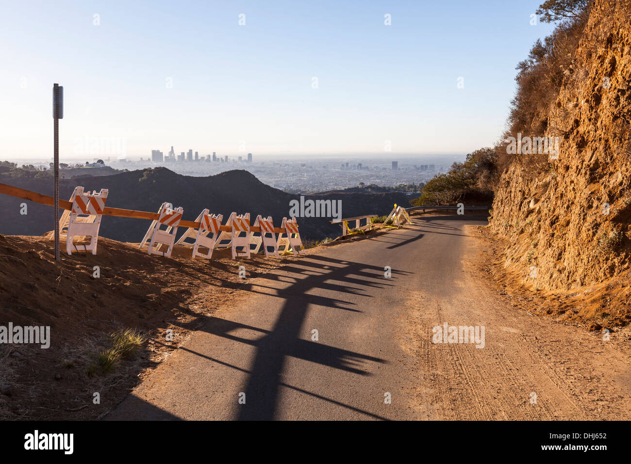 Blick auf die Innenstadt von Los Angeles aus eine holprige Straße innen LA Griffith Park. Stockfoto