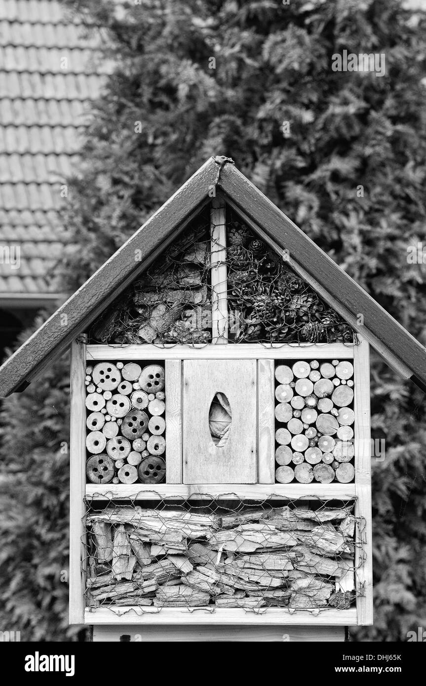 Insektenhotel schwarz / weiß Stockfoto