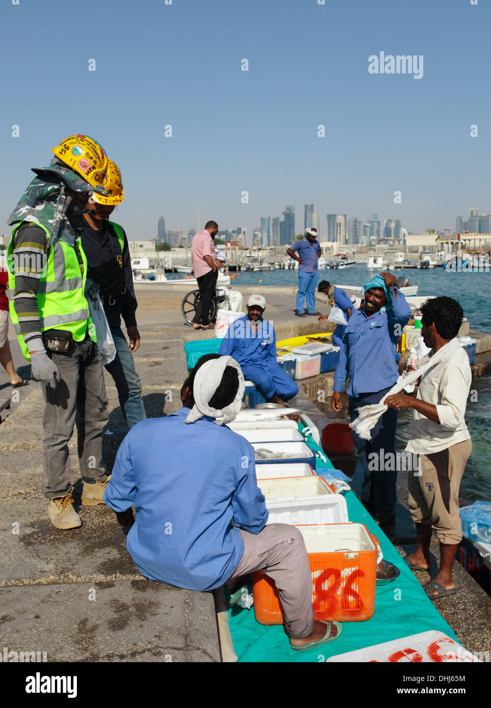 Die täglich frischen Fisch-Markt an der Corniche in Doha, Katar, im November 2013 mit der entwickelnden Stadt Skyline im Hintergrund Stockfoto