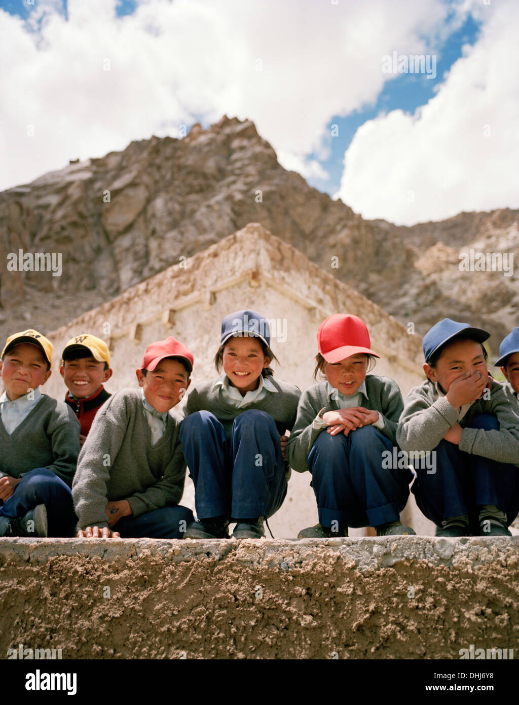 Schule Kinder vor ihrer Schule, in der Nähe des Klosters Thagchokling im Dorf Ney, westlich von Leh, Ladakh, Jammu und Kaschmir, Indi Stockfoto