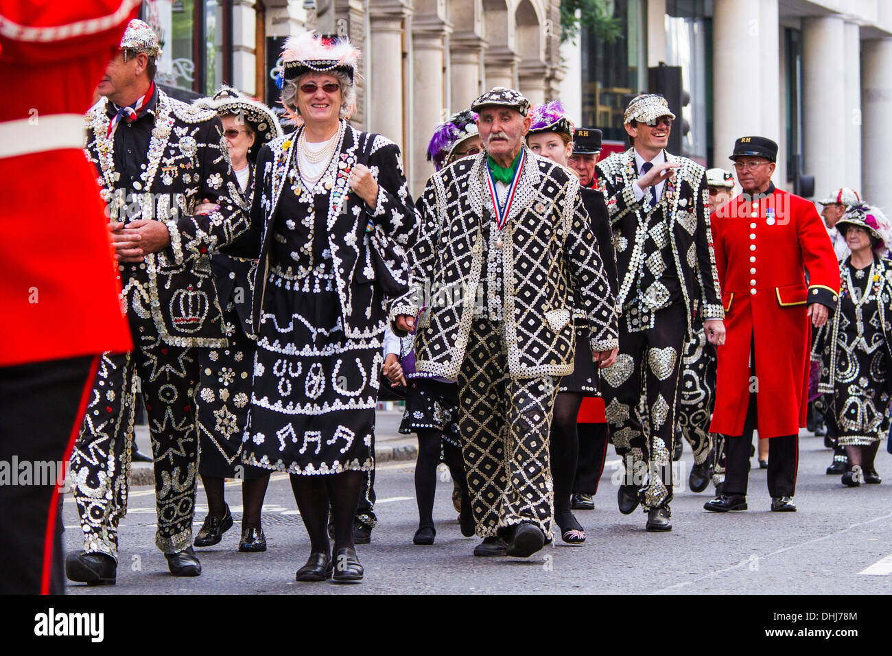 Pearly Kings & Königinnen Erntedankfest Parade-London Stockfoto