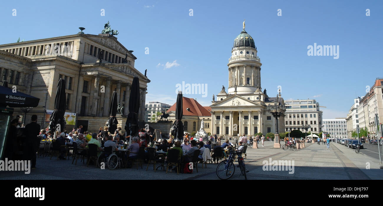 Blauer Himmelsblick auf französischen Dom und Konzerthaus, Personen Speisen im Schatten, Gendarmenmarkt am Markgrafenstrasse, Berlin Stockfoto