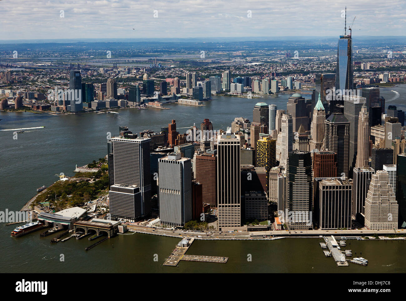 Luftaufnahme lower Manhattan, East River Waterfront, Whitehall Terminal South Ferry, New York City Stockfoto