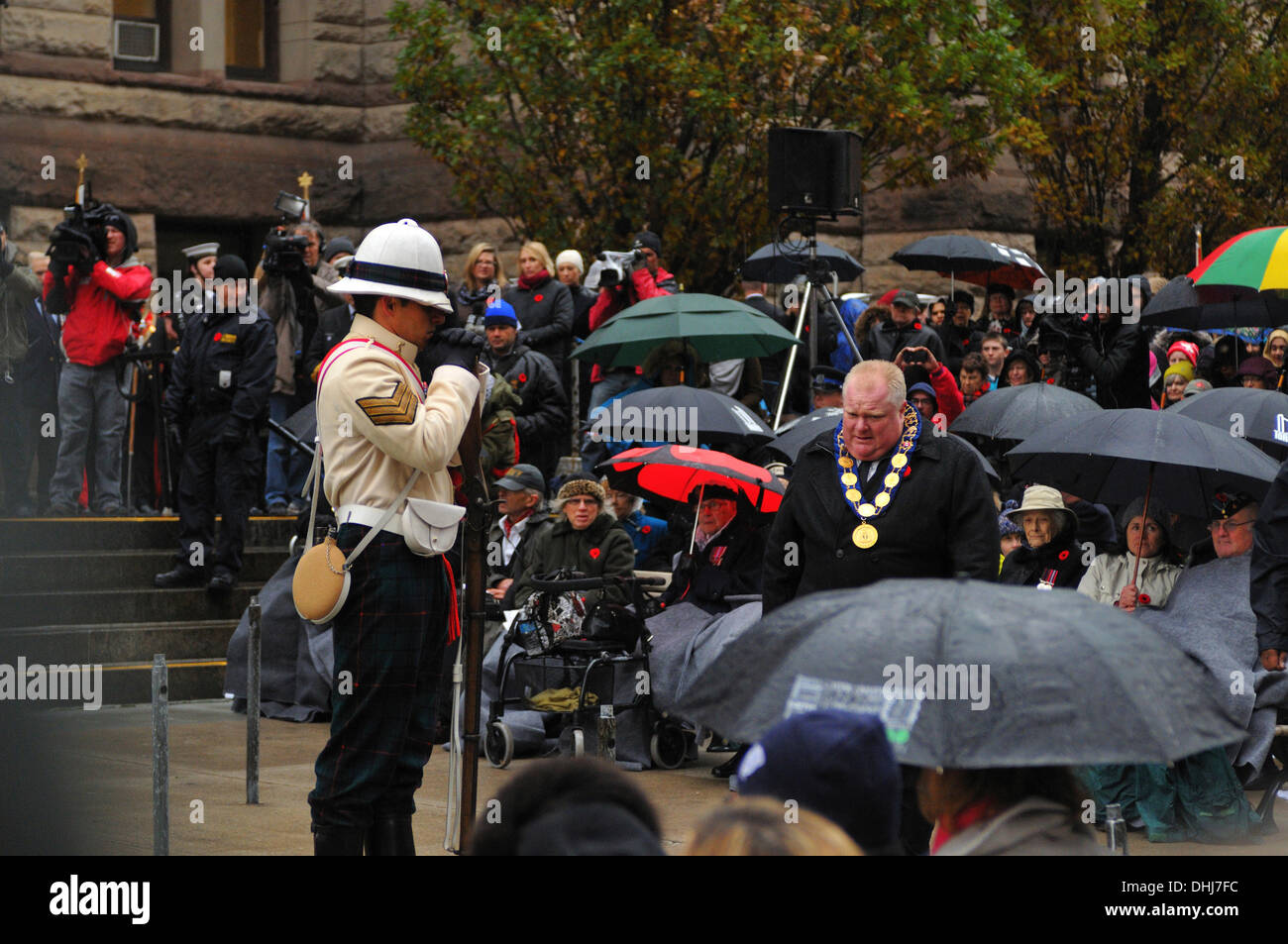 Toronto, Kanada. 11. November 2013. umgeben von hohen Würdenträgern, inmitten von Torontonians aller Couleur, liefert Bürgermeister Rob Ford eine Festrede auf den Stufen der Torontos Old City Hall, während Remembrance Day Feierlichkeiten in Toronto, Ontario, Kanada. Bildnachweis: Gregory Holmgren/Alamy Live-Nachrichten Stockfoto