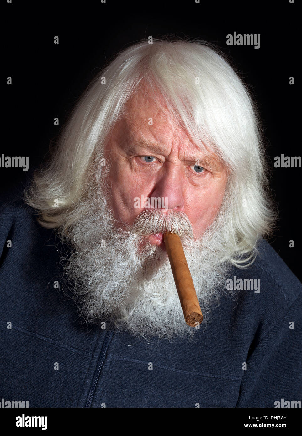 Senior - Raucher mit Bart und Zigarre Stockfoto