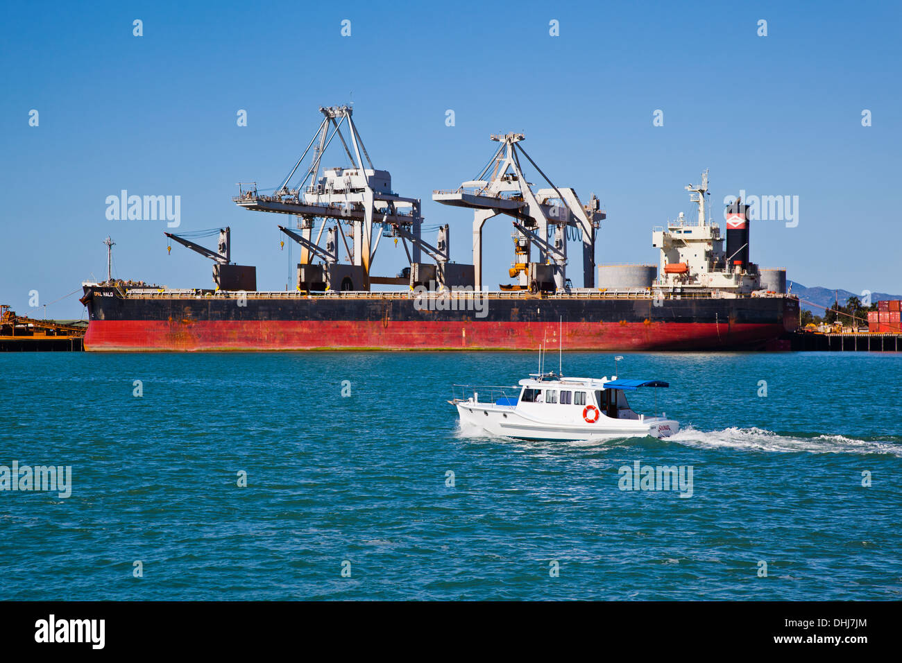 Australien, Nord-Queensland, Hafen von Townsville, Frachtschiff am Liegeplatz 3 für Container und Break Bulk handling Stockfoto
