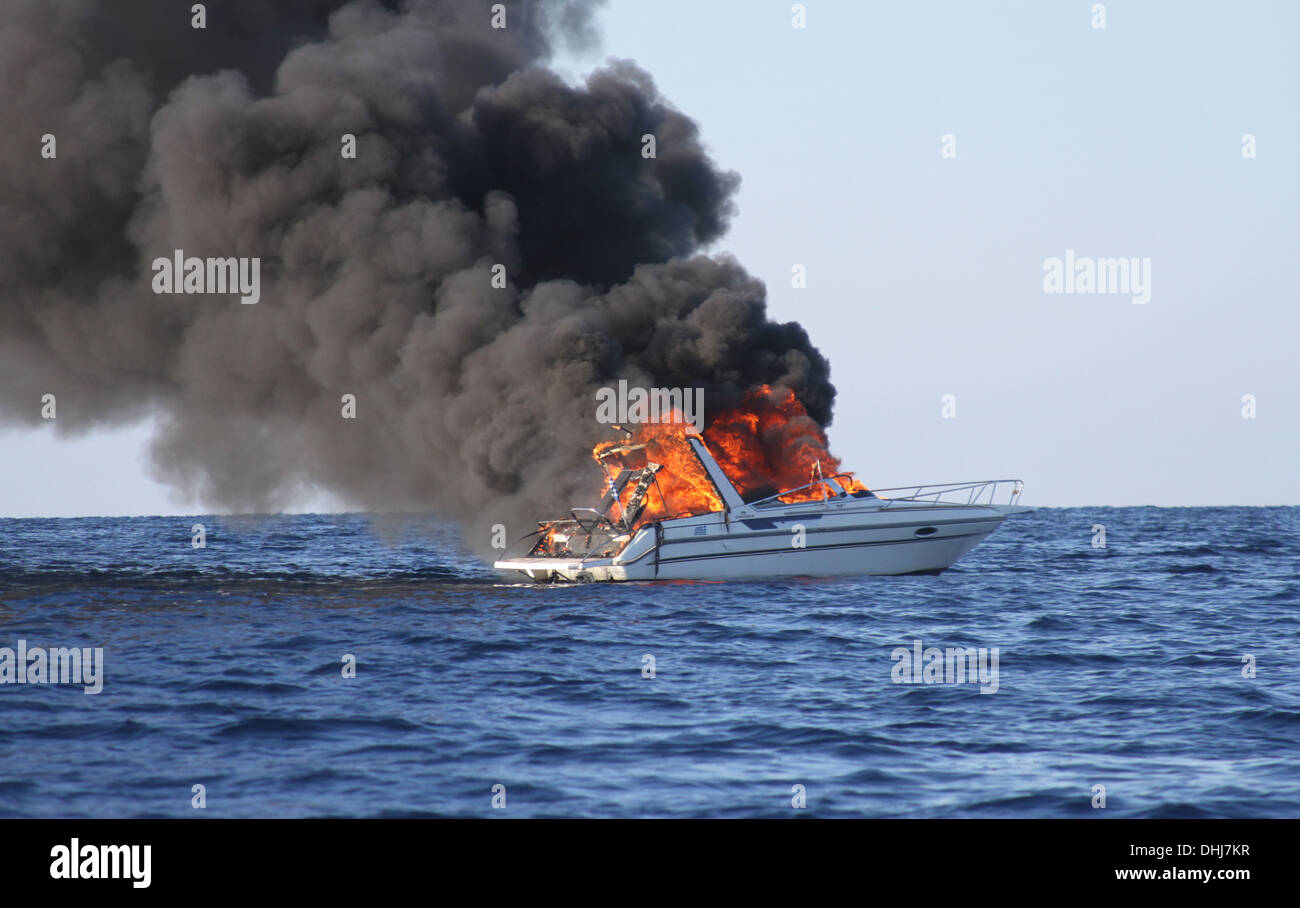 Feuer auf einem Schnellboot im Wasser Stockfoto