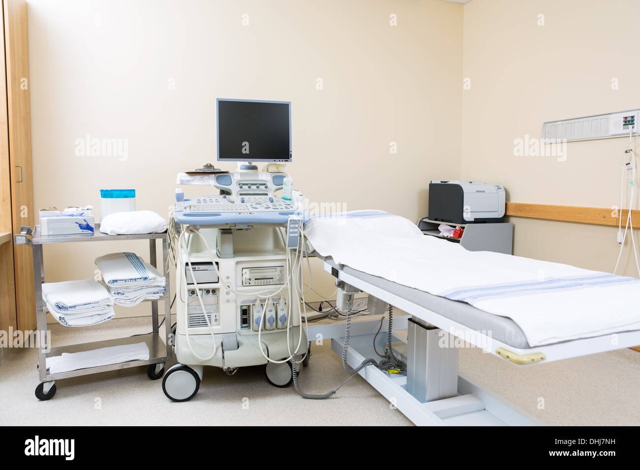 Ultraschallgerät und Bett im Krankenhaus Stockfoto