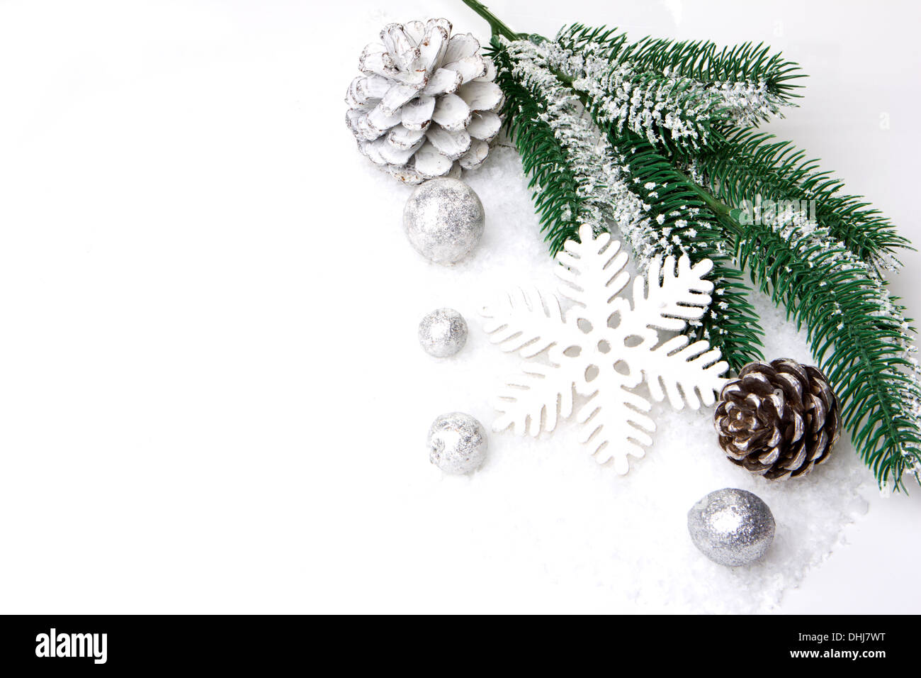 Weihnachten, Dekoration mit Tanne Zweig, Tannenzapfen, Weihnachten Christbaumkugel Silber und weiß Stockfoto
