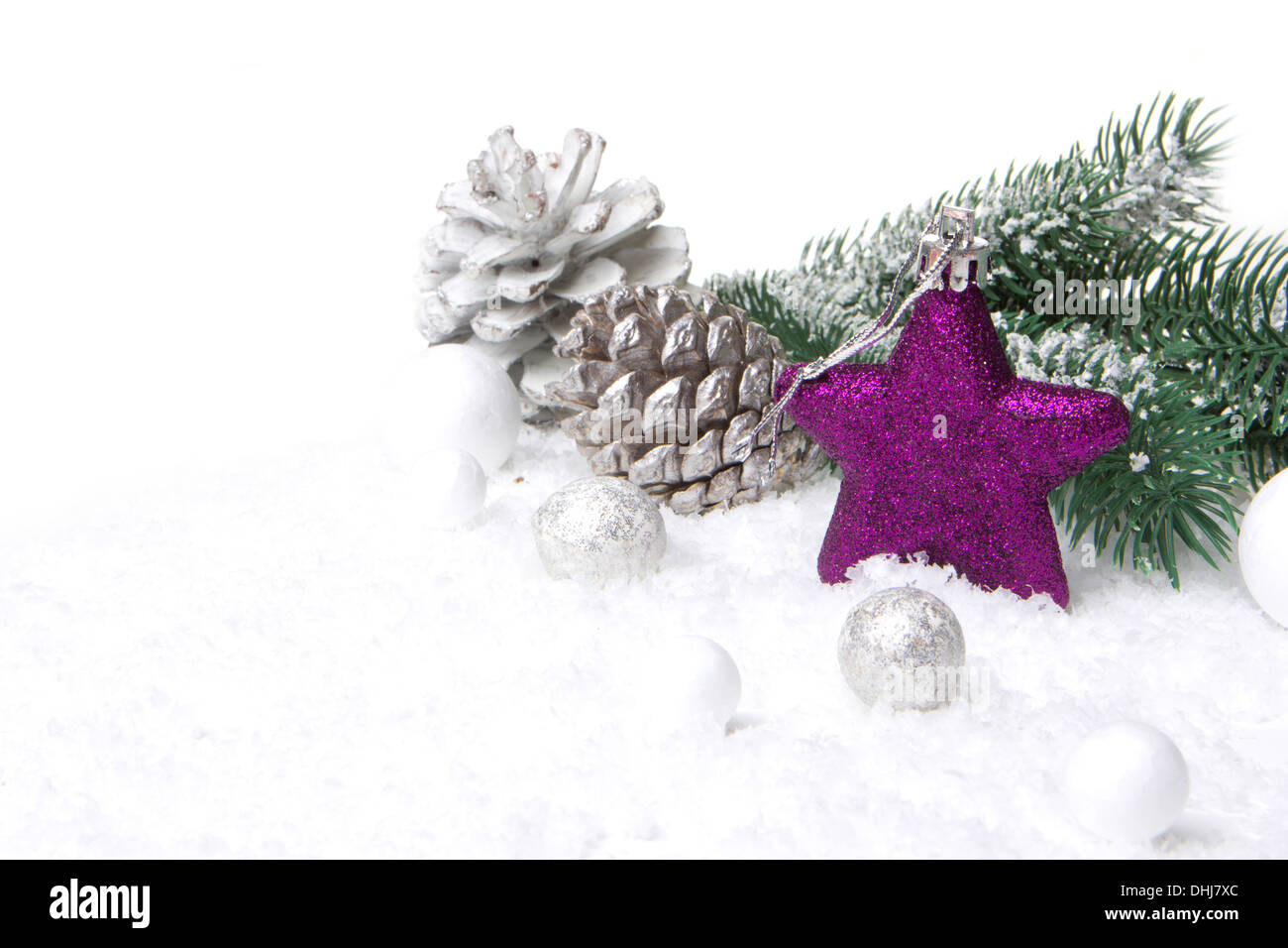 Weihnachten, Dekoration mit Tanne Zweig, Tannenzapfen, Weihnachtskugel, Weihnachten Sterne lila und weiß Stockfoto