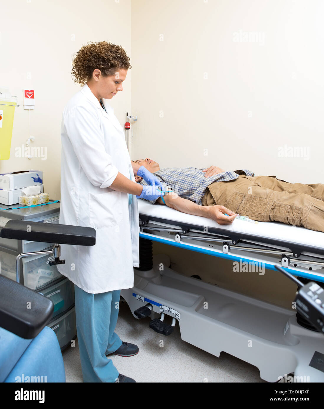 Herr Doktor binden Band am Arm des Patienten vor dem Bluttest Stockfoto