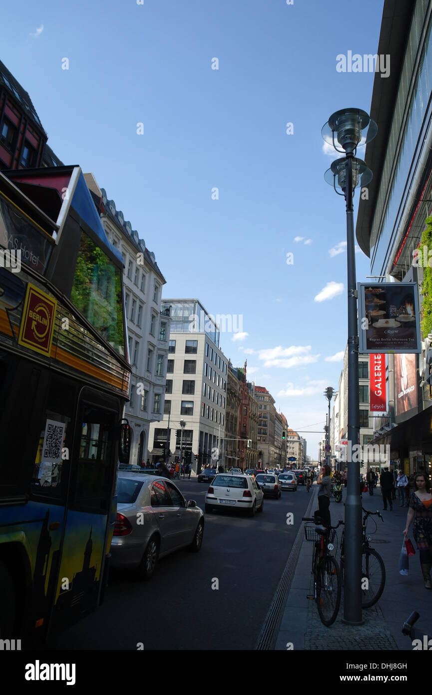 Blauer Himmel Porträt Geschäfte, Shopper, Verkehr, Bürgersteig Fahrräder, Friedrichstraße, Blick nach Norden von Galeries Lafayette, Berlin Stockfoto