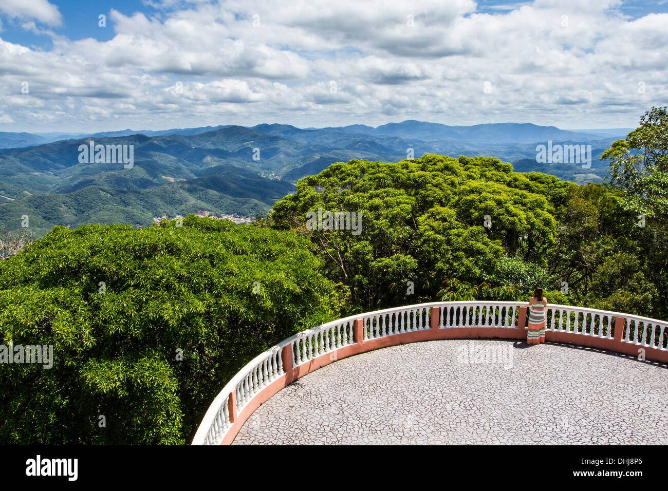 Nossa Senhora Bom Socorro Sanctuary und Tal des Tijucas Flusses im Hintergrund. Nova Trento, Santa Catarina, Brasilien. Stockfoto