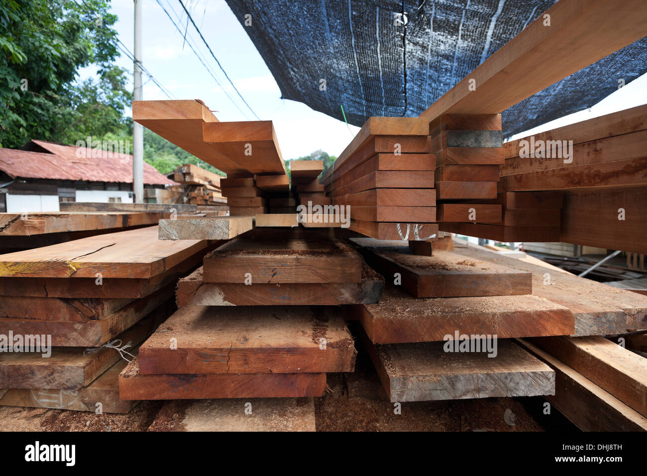 Hartholz Dielen & Rippen schneiden für traditionellen Bootsbau, Sungai Pinang Besar Dorf, Pangkor Island, Malaysia Stockfoto