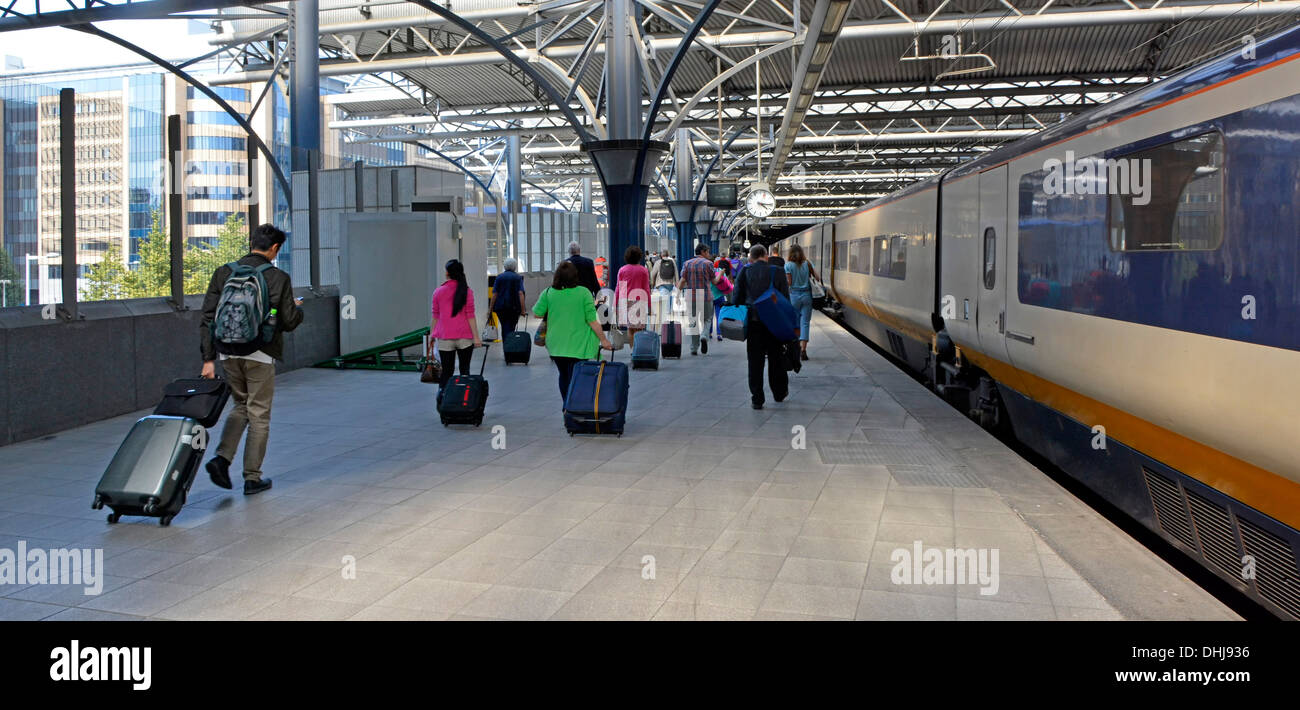 Brüssel Midi Zuid Bahnsteig Passagiere, die Wheelie Koffer Gepäck aus dem Eurostar Zug ziehen gerade aus London England Großbritannien angekommen Stockfoto
