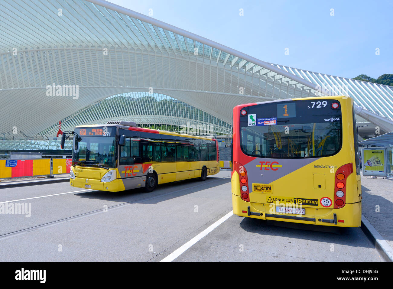 Single decker Öffentliche Verkehrsmittel Bus Service direkt vor Eingang Lüttich Belgien moderne Bahn Bahnhof mit gebogenen Form von riesigen Glasdach Stockfoto