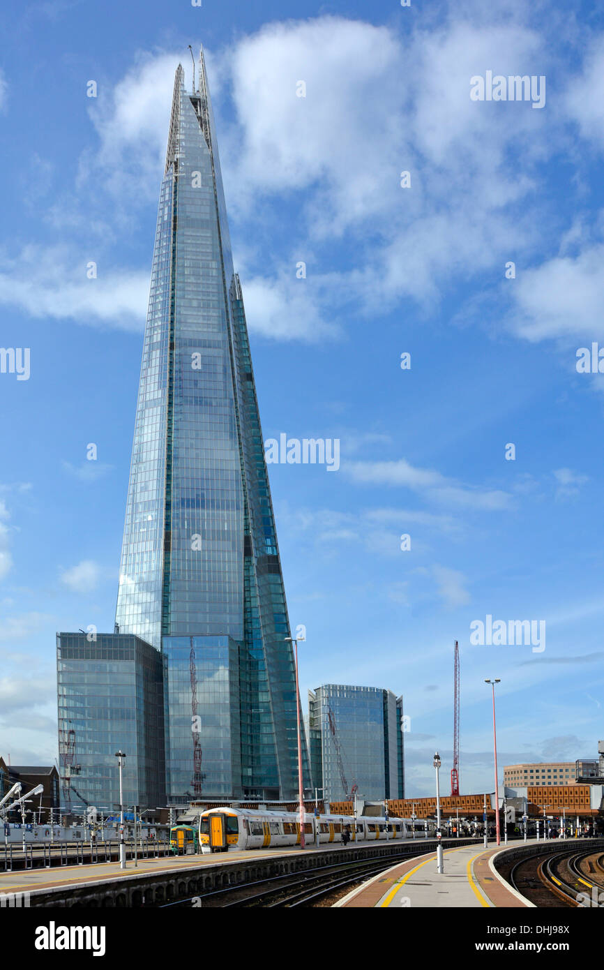 Shard Wolkenkratzer Wahrzeichen & London Bridge Bahnhof Bahnsteig im Bereich London Brücke Viertel Southwark England UK Stockfoto