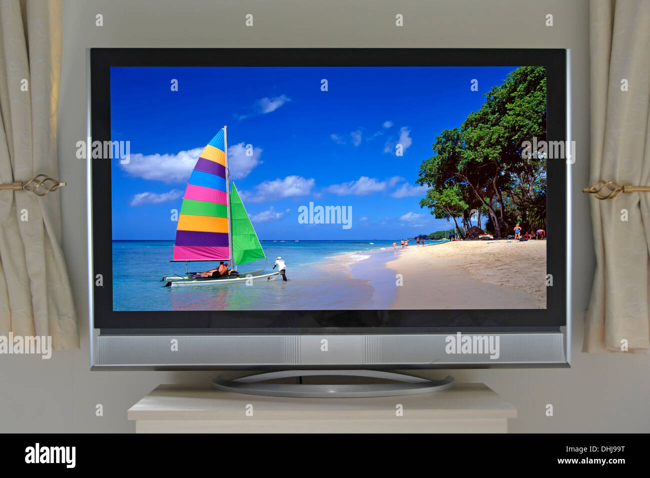 Flachbildschirm-LCD-Fernseher mit 40"-Diagonale in Zimmereinrichtung mit eigenem Copyright-Bild des Fotografen auf dem Fernseher (siehe Alamy zusätzliche Info-Panel) Stockfoto