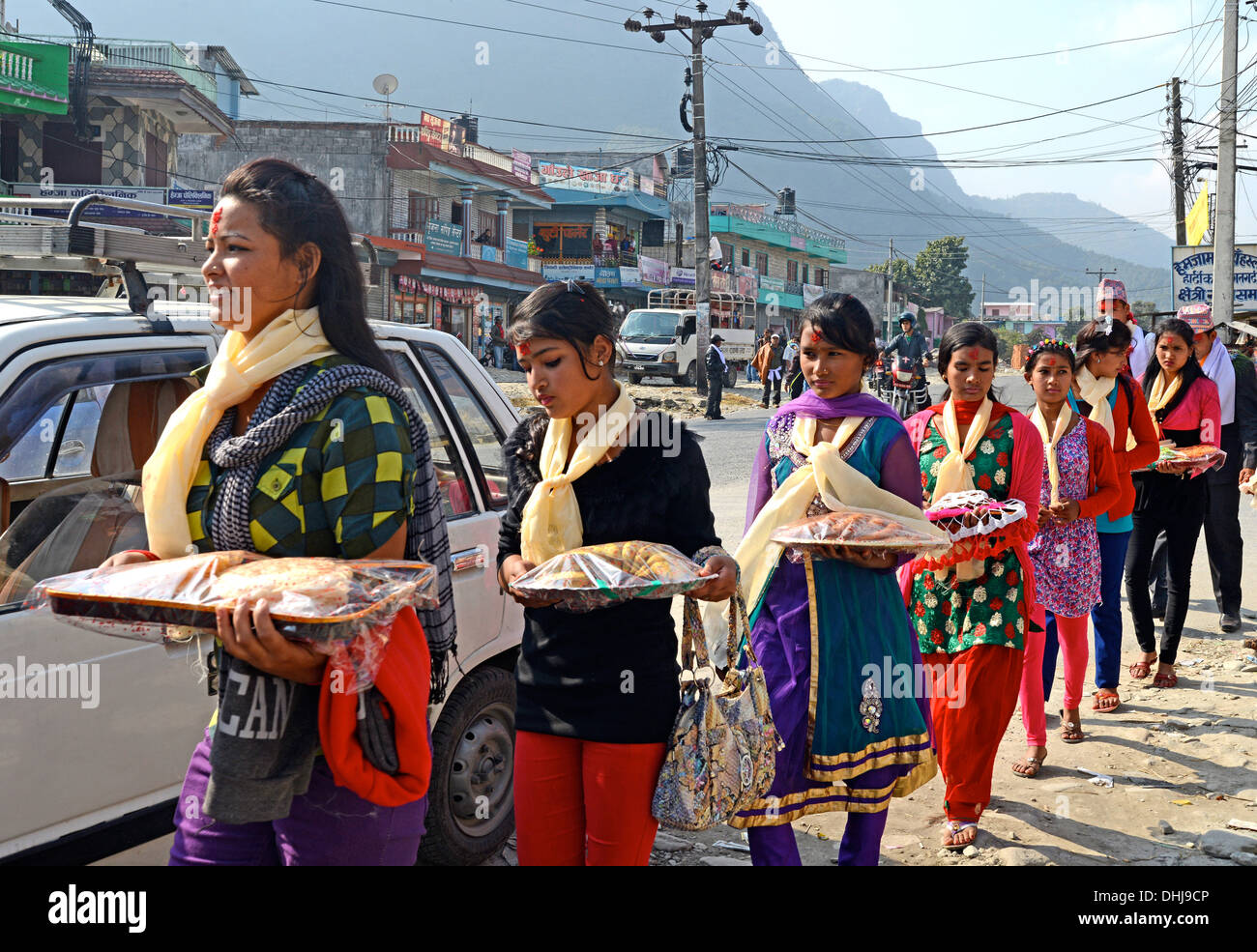 junge Frauen mit präsentiert für das Jäten im Dorf von Pokhara Tal Nepal Stockfoto