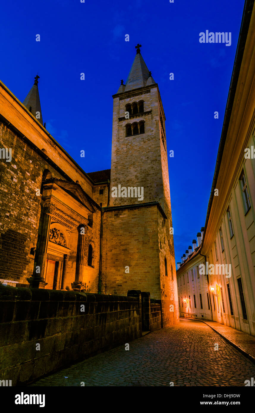 Blick auf schmal Jirska Straße zwischen St. George Basilica und Kloster für adligen Damen auf der Prager Burg in Prag, Tschechien Stockfoto