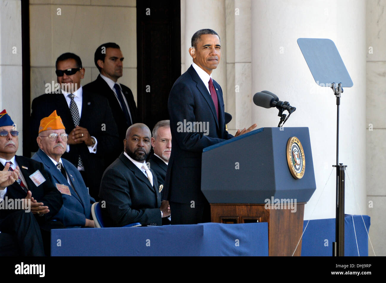 US-Präsident Barack Obama spricht auf dem Arlington National Cemetery zu Ehren des Veterans Day 11. November 2013 in Arlington, VA. Stockfoto