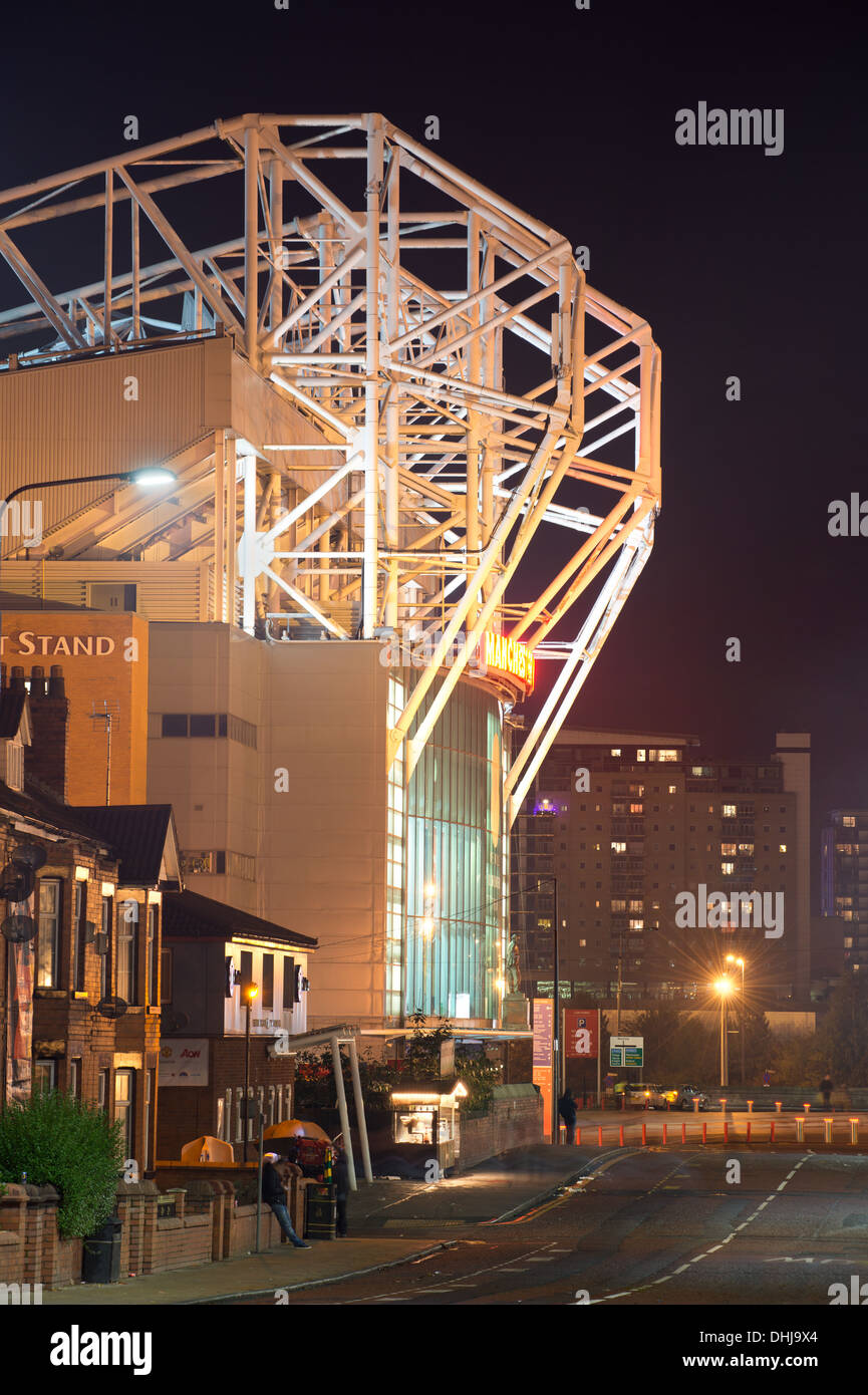 Eine fast leere Nacht Zeit Sir Matt Busby Weise herannahenden Old Trafford Stadion, Heimstadion von Manchester United (nur zur redaktionellen Verwendung). Stockfoto