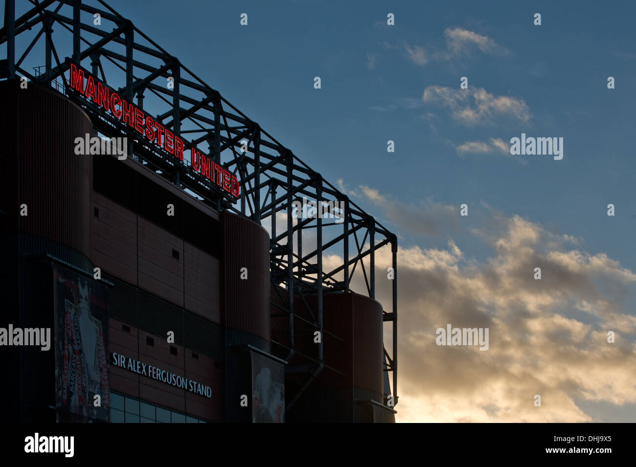 Eine in der Nähe von Silhouette von Alex Ferguson stehen alte Trafford, Heimstadion von Manchester United, Sonnenuntergang Hintergrund (nur zur redaktionellen Verwendung). Stockfoto