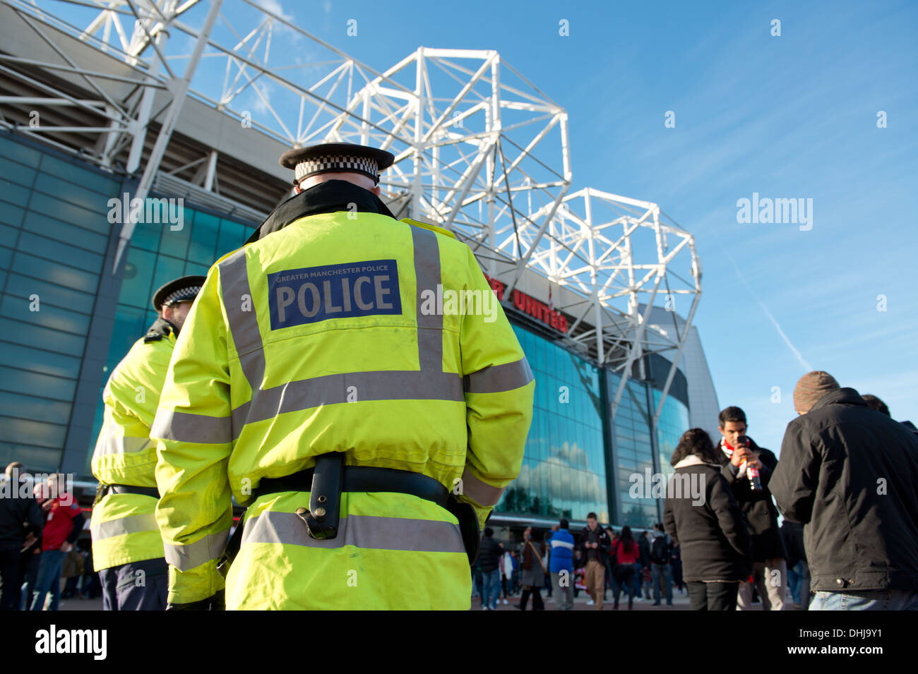 Zwei Spiel Tag Polizisten stehen im Dienst außerhalb Old Trafford Stadion, Heimstadion von Manchester United (nur zur redaktionellen Verwendung). Stockfoto