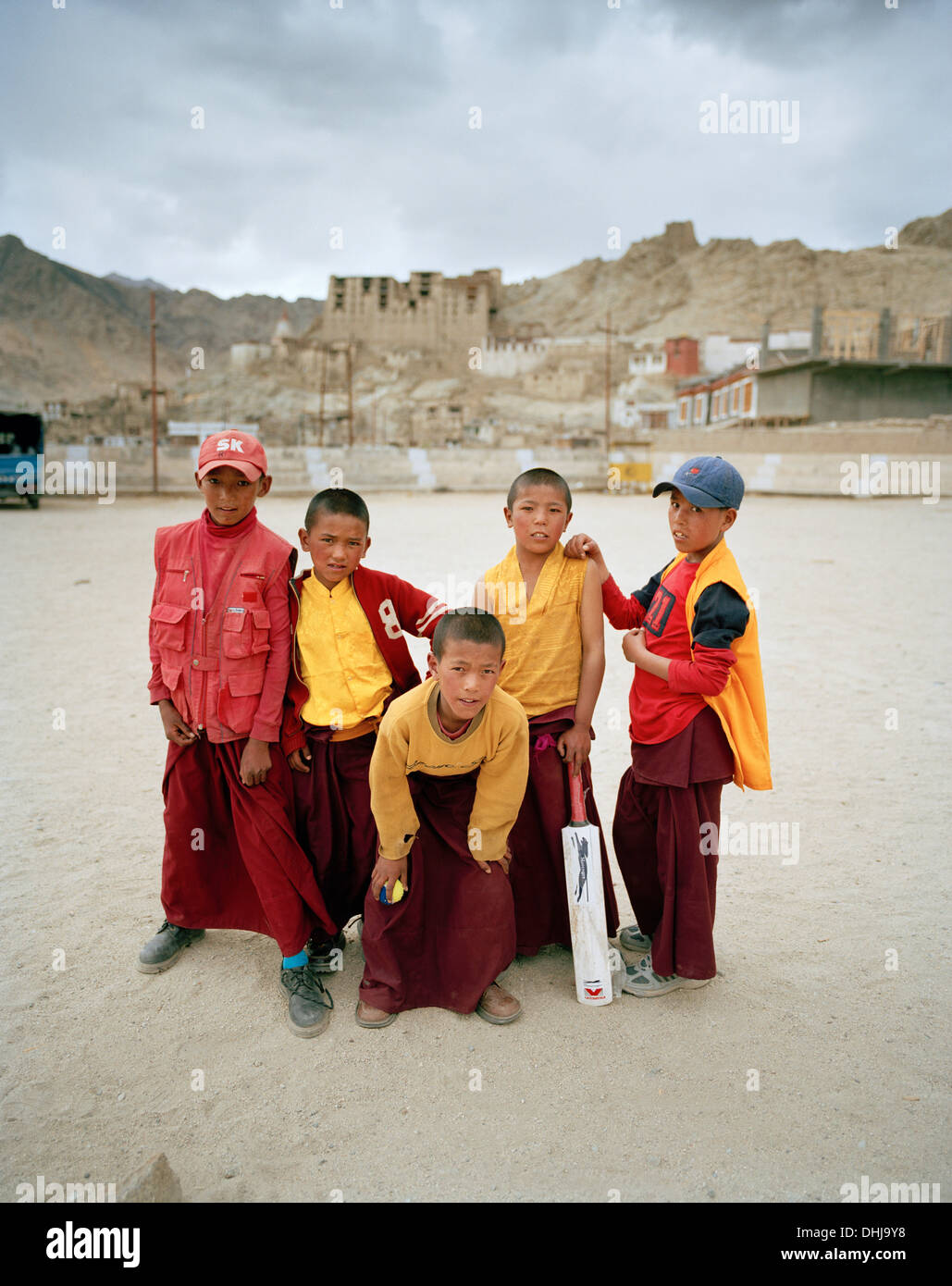 Jun-Juns, junge Mönche spielen Cricket auf einem Polo Hof unter königlicher Palast, Leh, Ladakh, Jammu und Kaschmir, Indien Stockfoto