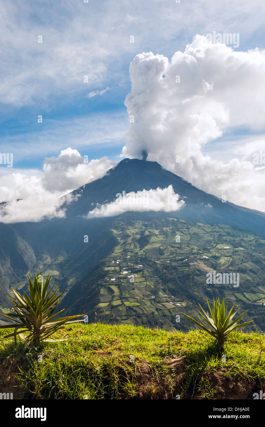 Ausbruch eines Vulkans Tungurahua in Ecuador Stockfoto