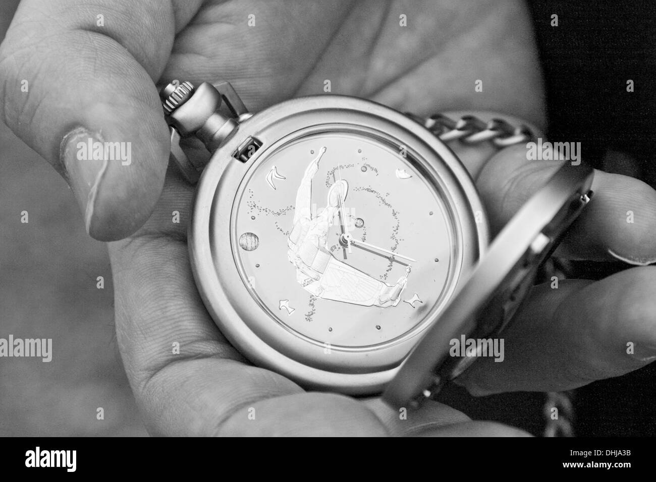 Taschenuhr hand Schwarzweiß-Stockfotos und -bilder - Alamy