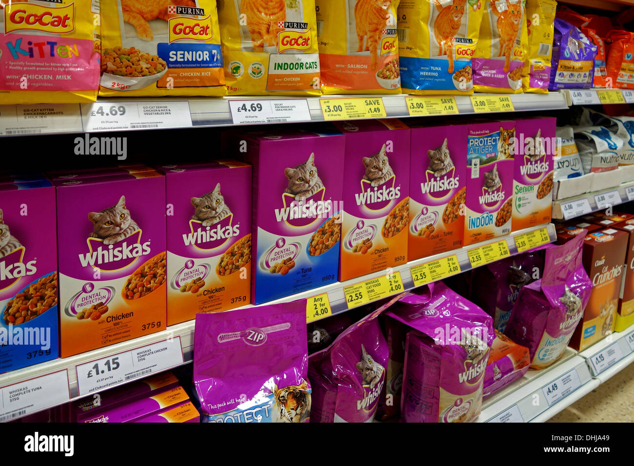 Whiskas Katzenfutter in einem Supermarkt Stockfotografie - Alamy