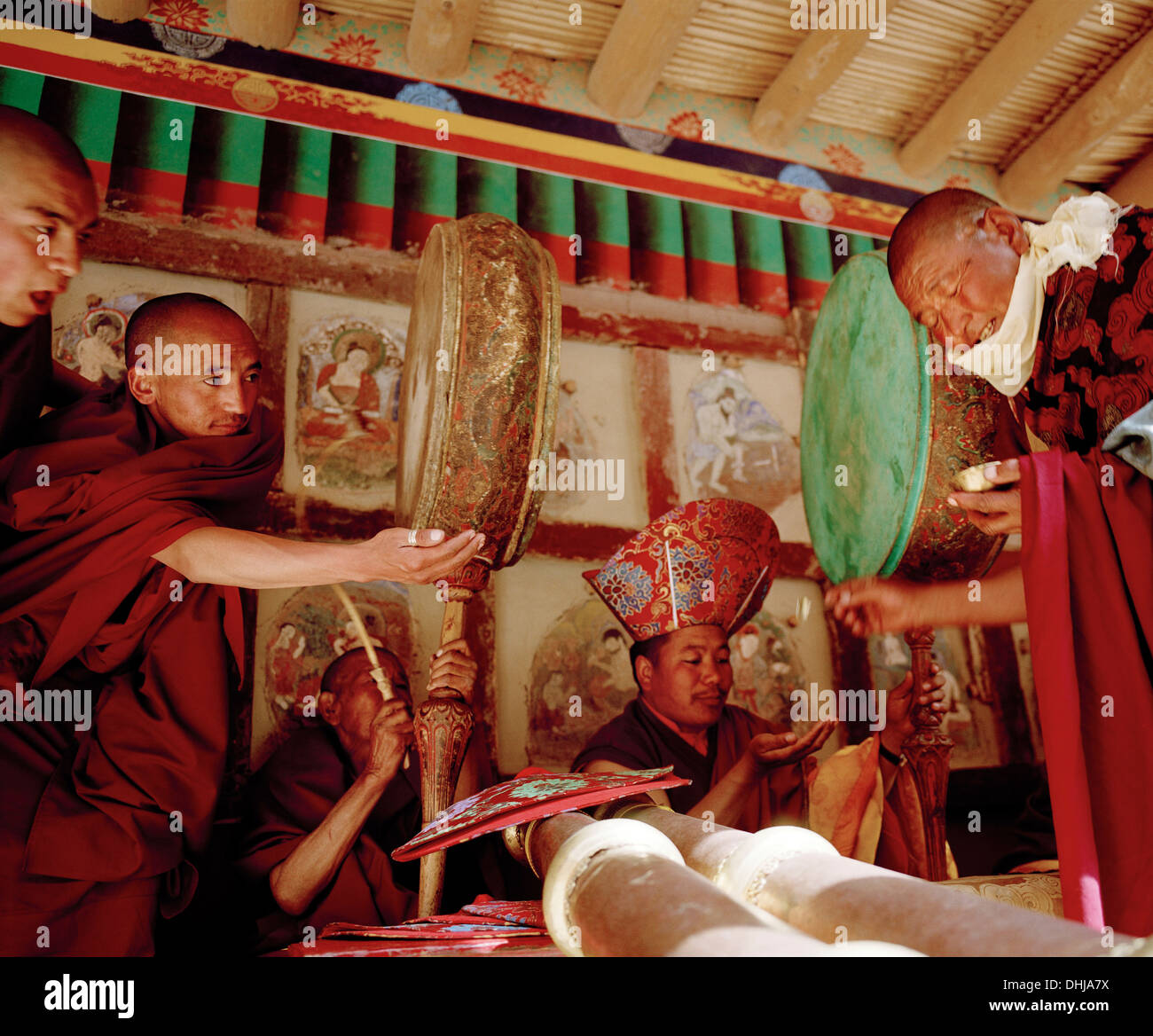 Mönche mit Trommeln und Blasinstrumenten gesegneten Speisen während der Hemis Gonpa Festival im Kloster Hemis, südöstlich von Leh erhalten, Stockfoto