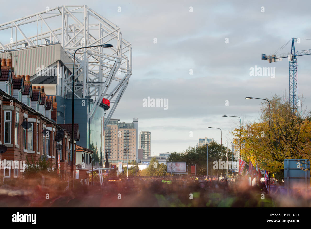 Fans von Manchester United Football Club gehen Sie Sir Matt Busby Weise herannahenden Old Trafford Stadion (nur zur redaktionellen Verwendung). Stockfoto