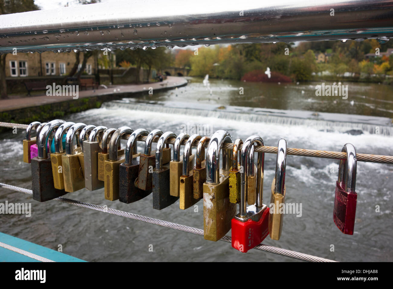 Liebesschlösser auf einer Brücke über den Fluss Wye in Bakewell, Derbyshire. Stockfoto