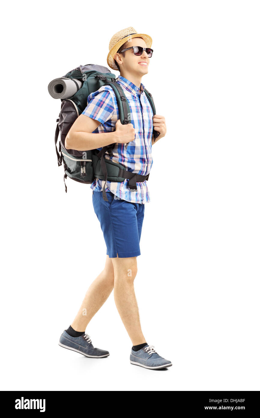 In voller Länge Portrait von einem männlichen Wanderer mit Rucksack zu Fuß Stockfoto
