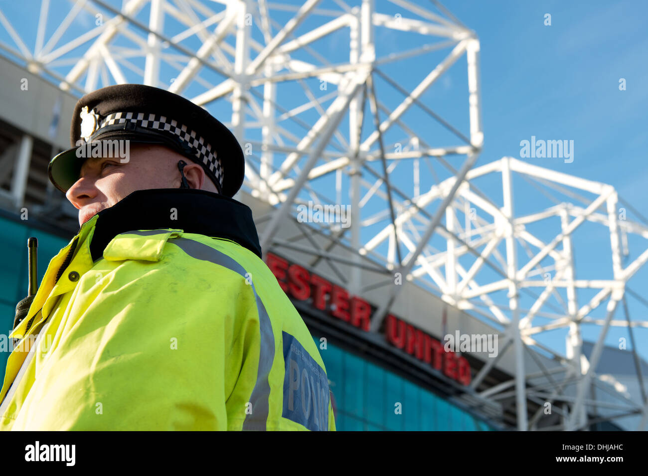 Ein Spiel Tag Polizist stehen im Dienst außerhalb Old Trafford Stadion, Heimstadion von Manchester United (nur zur redaktionellen Verwendung). Stockfoto