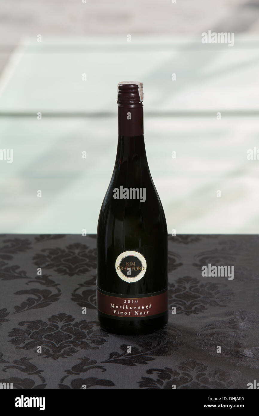 CIM Crawford Pinot Noir Marlborough rote Flasche Wein Tabelle Alkohol Sonnenuntergang voll trinken Getränke getrunken Spaß voller Genuss-Marke Stockfoto