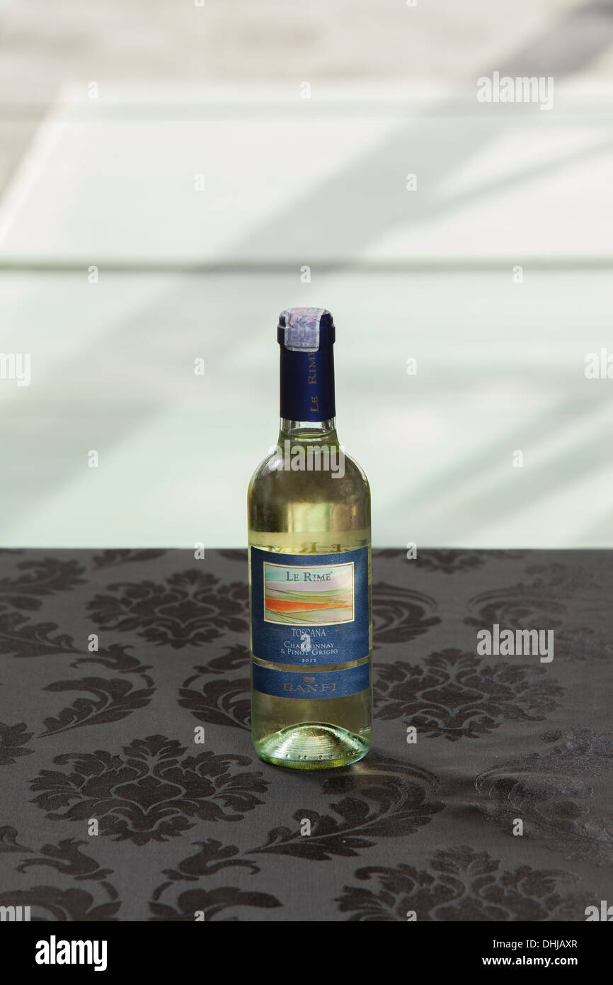 Le Rime Toscana Chardonnay Pinot Grigio 2011 weiße Weinflasche Tabelle Alkohol Sonnenuntergang voll trinken Getränke getrunken Spaß genießen Genuss Stockfoto