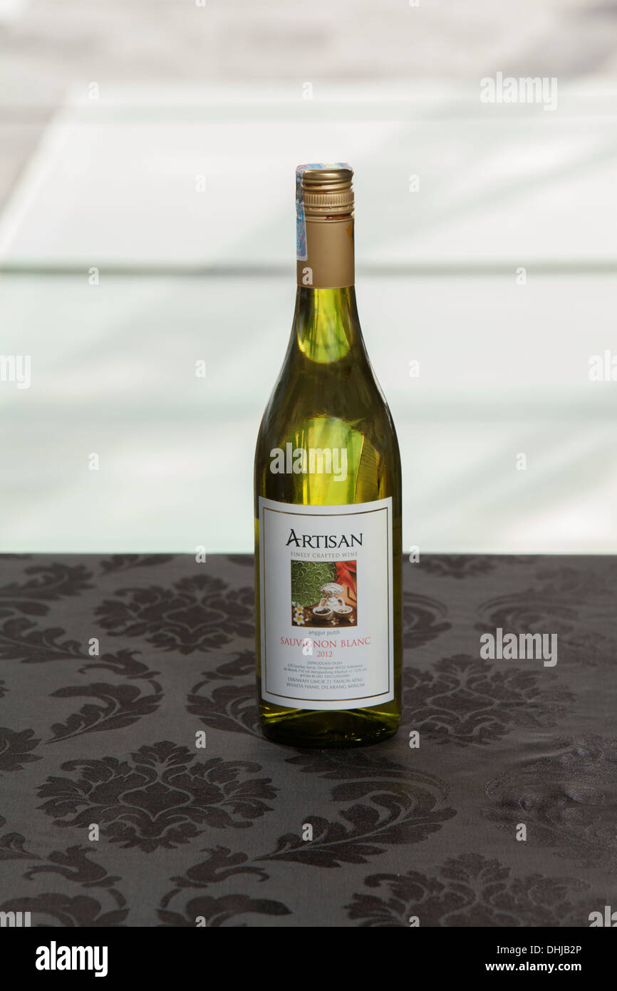 Artisan Sauvignon Blanc weiße Weinflasche Tabelle Alkohol Sonnenuntergang voll trinken Getränke getrunken Spaß Freude Marke voll geschlossen bar Stockfoto
